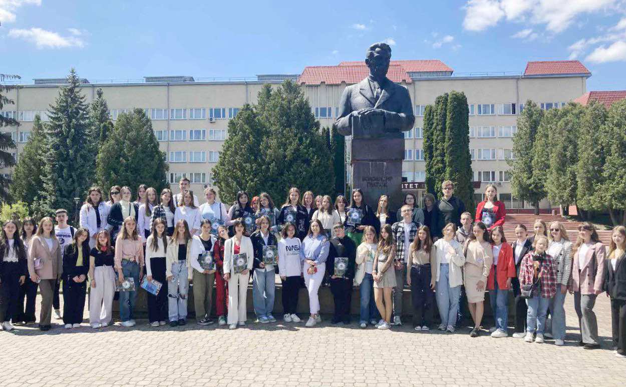 Традиційне фото біля Володимира Гнатюка